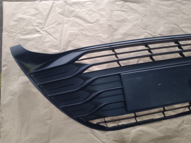 bontott TOYOTA YARIS Első Lökhárító Alsó Középső Díszrács