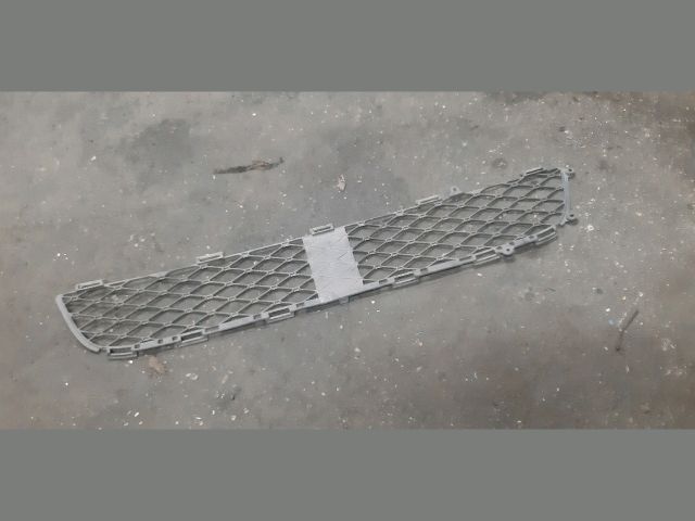 bontott TOYOTA YARIS Első Lökhárító Alsó Középső Díszrács