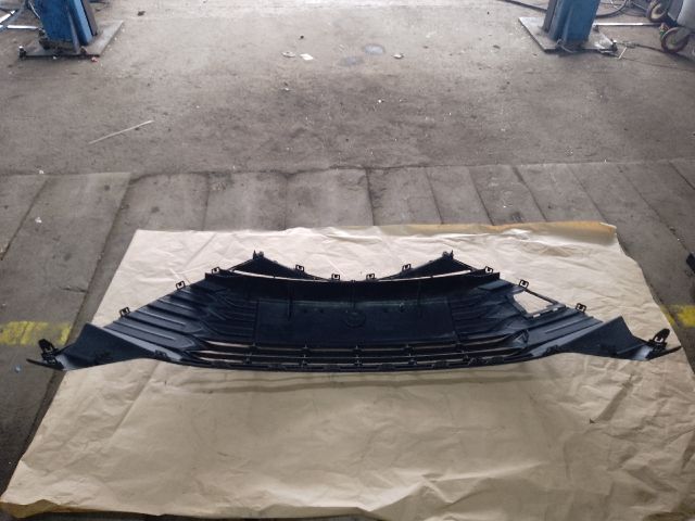 bontott TOYOTA YARIS Első Lökhárító Alsó Középső Díszrács