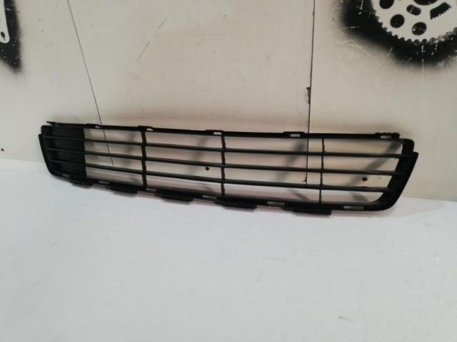 bontott TOYOTA YARIS Első Lökhárító Alsó Középső Díszrács