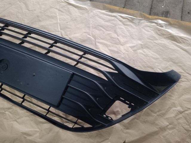 bontott TOYOTA YARIS Első Lökhárító Alsó Középső Díszrács