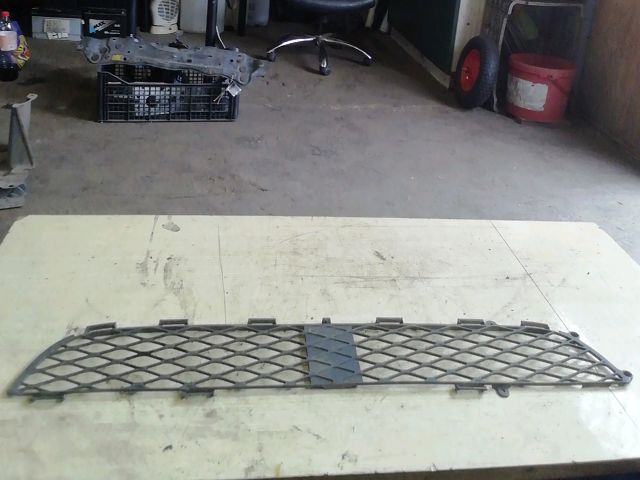 bontott TOYOTA YARIS Első Lökhárító Alsó Középső Díszrács