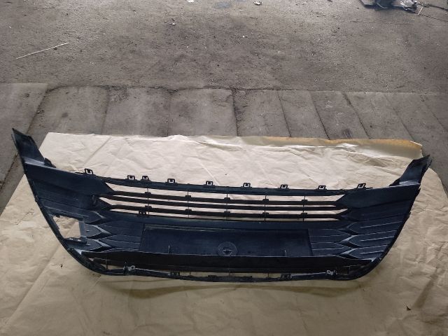 bontott TOYOTA YARIS Első Lökhárító Alsó Középső Díszrács