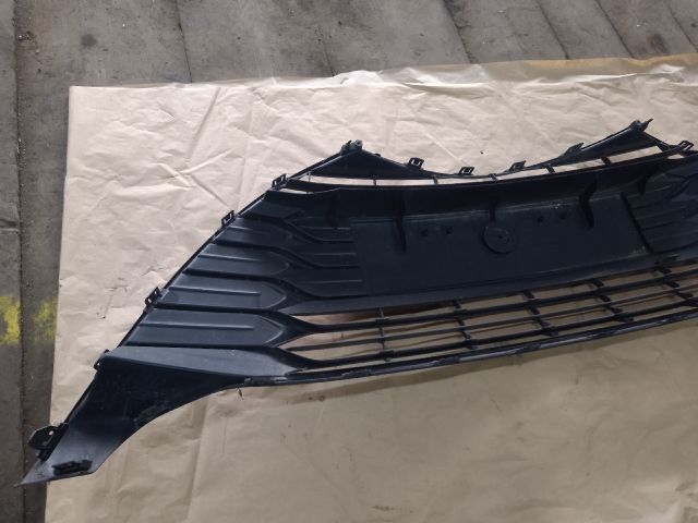 bontott TOYOTA YARIS Első Lökhárító Alsó Középső Díszrács