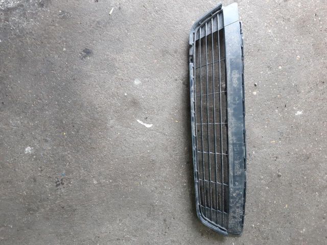 bontott TOYOTA YARIS Első Lökhárító Bal Díszrács