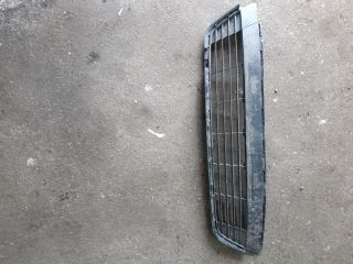 bontott TOYOTA YARIS Első Lökhárító Bal Díszrács