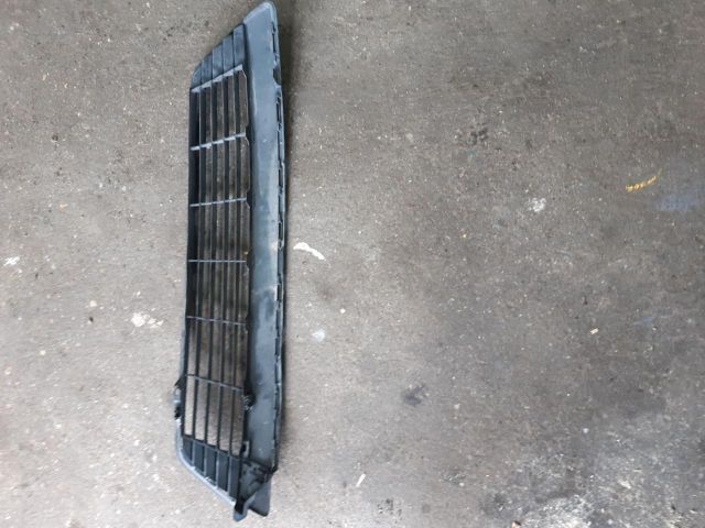 bontott TOYOTA YARIS Első Lökhárító Bal Díszrács