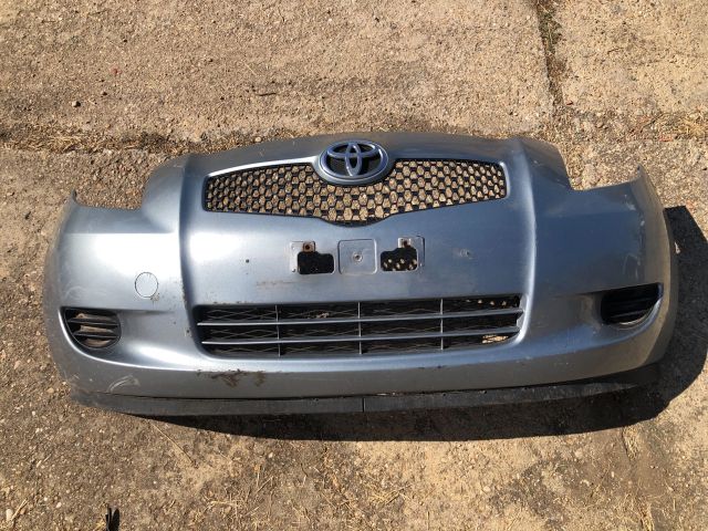 bontott TOYOTA YARIS Első Lökhárító (Részeivel)