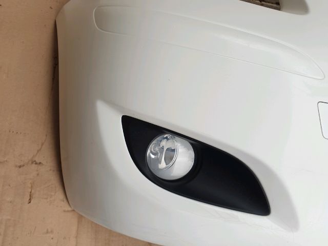 bontott TOYOTA YARIS Első Lökhárító (Részeivel)