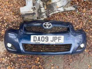 bontott TOYOTA YARIS Első Lökhárító (Részeivel)