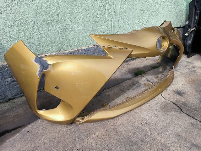 bontott TOYOTA YARIS Első Lökhárító (Részeivel)