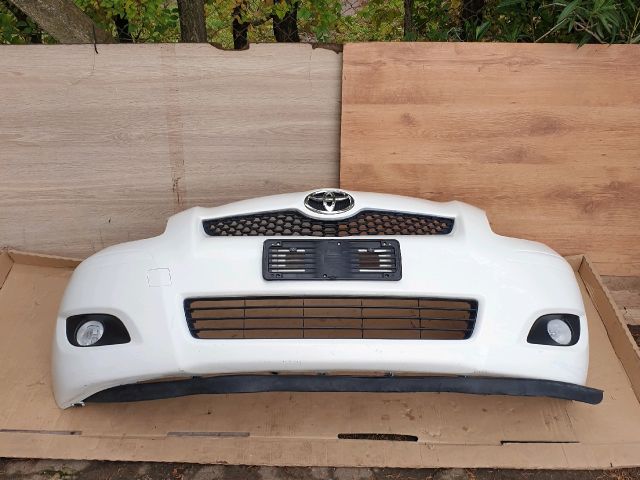 bontott TOYOTA YARIS Első Lökhárító (Részeivel)