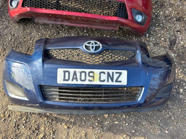 bontott TOYOTA YARIS Első Lökhárító (Részeivel)