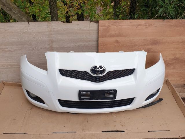 bontott TOYOTA YARIS Első Lökhárító (Részeivel)