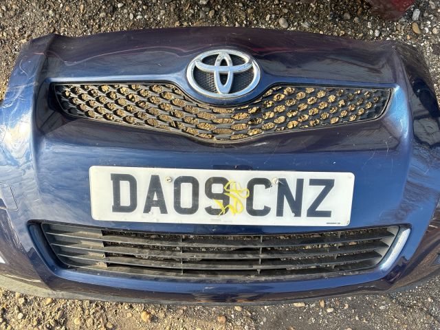 bontott TOYOTA YARIS Első Lökhárító (Részeivel)