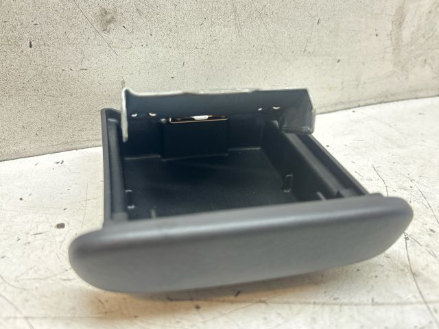 bontott TOYOTA YARIS Első Tároló Rekesz