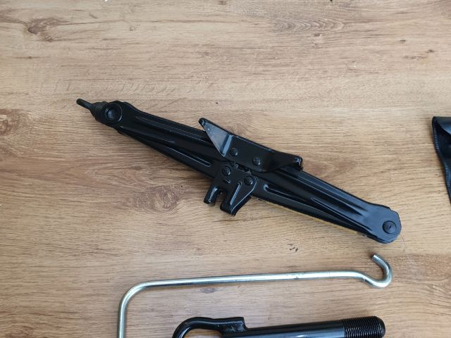 bontott TOYOTA YARIS Emelő