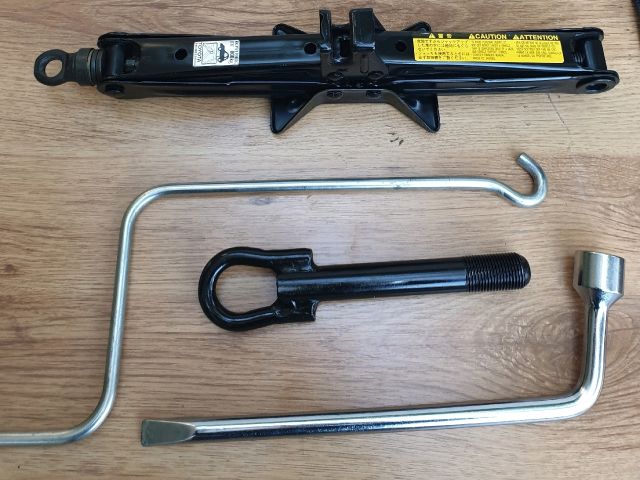 bontott TOYOTA YARIS Emelő