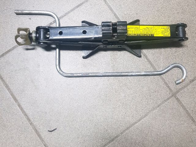 bontott TOYOTA YARIS Emelő