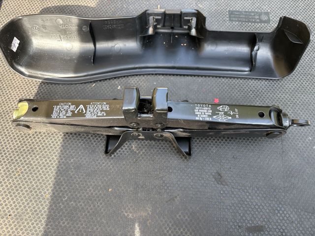 bontott TOYOTA YARIS Emelő