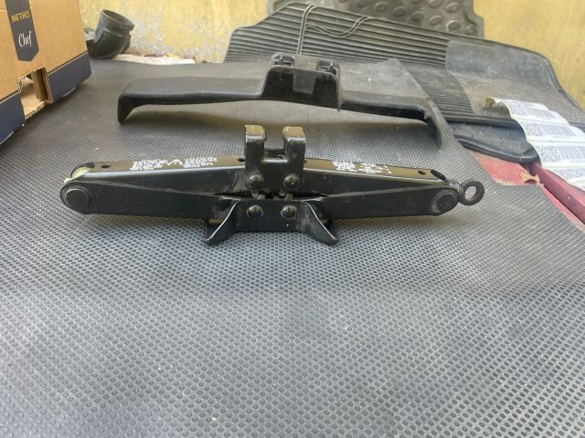 bontott TOYOTA YARIS Emelő