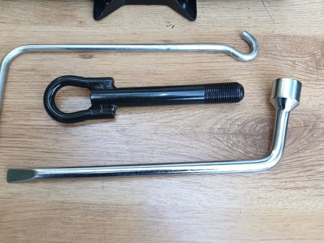 bontott TOYOTA YARIS Emelő