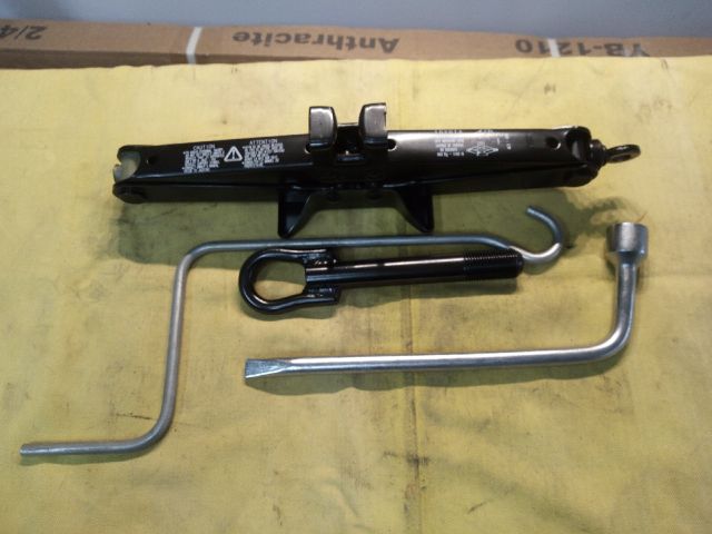 bontott TOYOTA YARIS Emelő