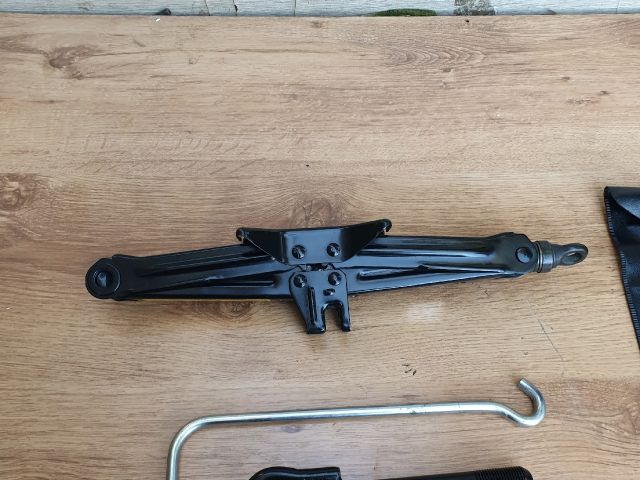 bontott TOYOTA YARIS Emelő