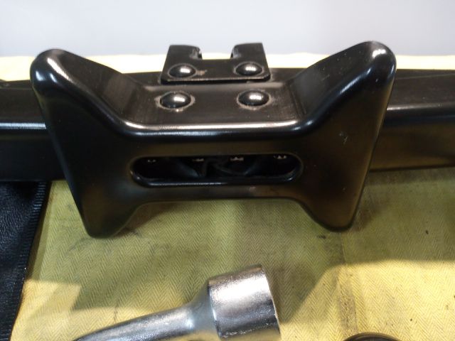 bontott TOYOTA YARIS Emelő