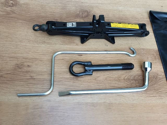 bontott TOYOTA YARIS Emelő