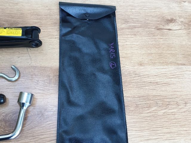 bontott TOYOTA YARIS Emelő