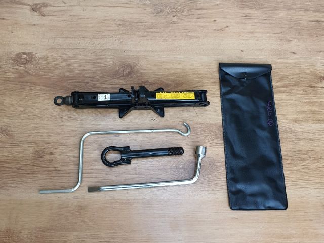 bontott TOYOTA YARIS Emelő