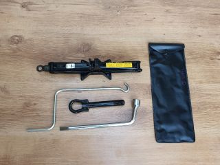 bontott TOYOTA YARIS Emelő