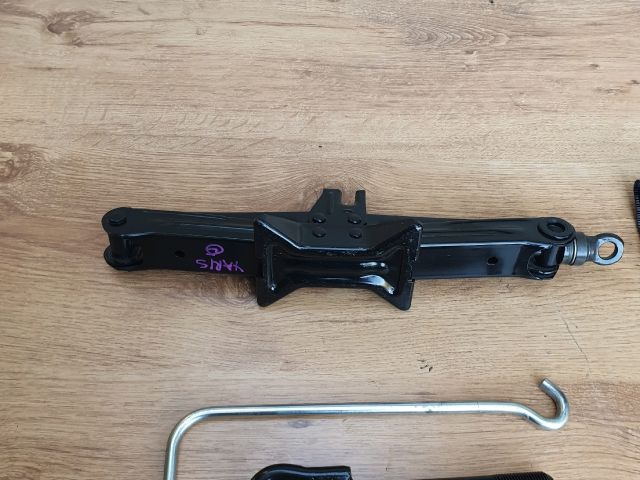 bontott TOYOTA YARIS Emelő