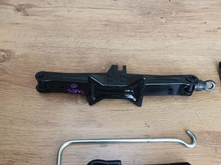 bontott TOYOTA YARIS Emelő