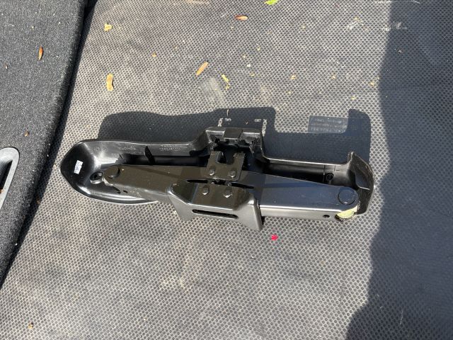 bontott TOYOTA YARIS Emelő