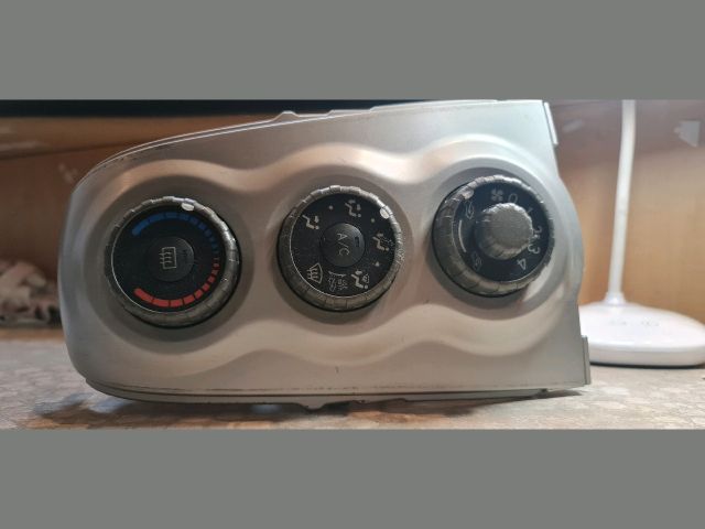 bontott TOYOTA YARIS Fűtéskapcsoló (manuális klímás)