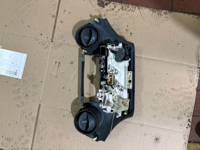 bontott TOYOTA YARIS Fűtéskapcsoló (manuális klímás)