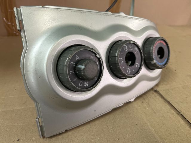 bontott TOYOTA YARIS Fűtéskapcsoló (manuális klímás)
