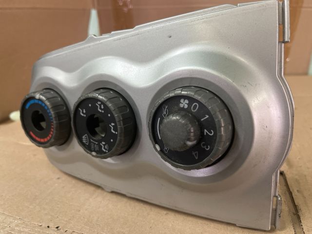 bontott TOYOTA YARIS Fűtéskapcsoló (manuális klímás)