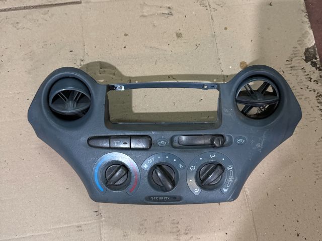 bontott TOYOTA YARIS Fűtéskapcsoló (manuális klímás)