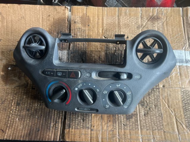 bontott TOYOTA YARIS Fűtéskapcsoló (manuális klímás)