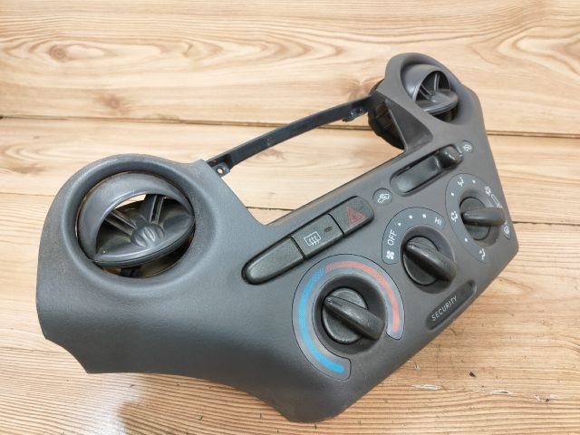 bontott TOYOTA YARIS Fűtéskapcsoló (Nem klímás)