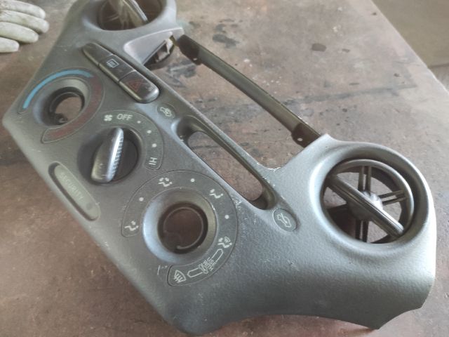 bontott TOYOTA YARIS Fűtéskapcsoló (Nem klímás)