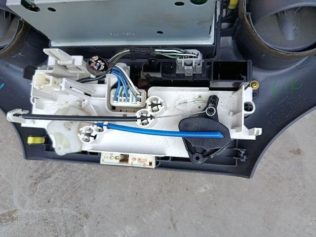 bontott TOYOTA YARIS Fűtéskapcsoló (Nem klímás)