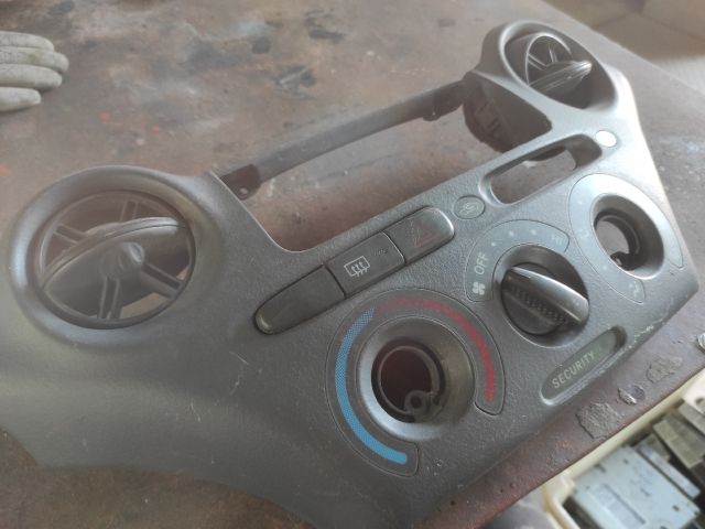 bontott TOYOTA YARIS Fűtéskapcsoló (Nem klímás)