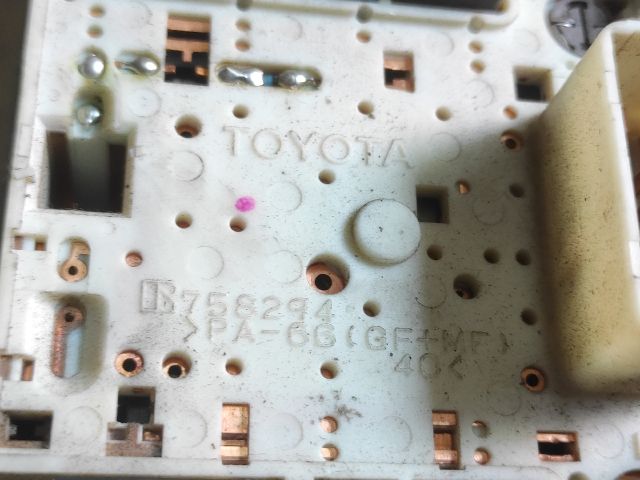 bontott TOYOTA YARIS Fűtéskapcsoló (Nem klímás)