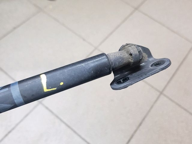 bontott TOYOTA YARIS Gázrugós Kitámasztó Teleszkóp Csomagtérajtó Bal