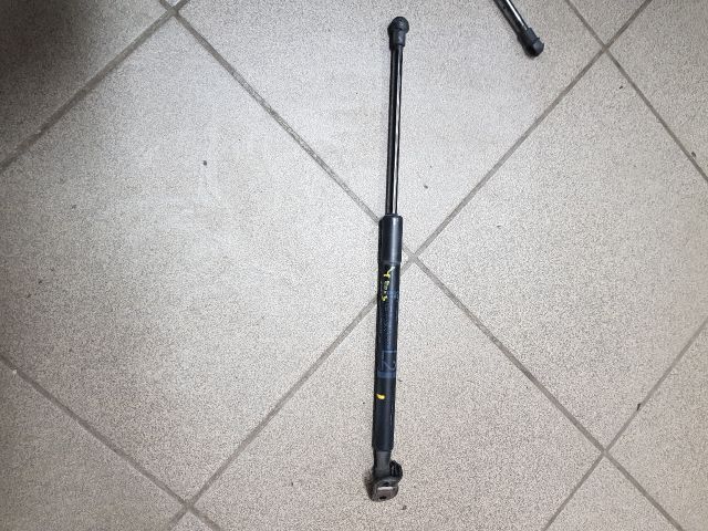 bontott TOYOTA YARIS Gázrugós Kitámasztó Teleszkóp Csomagtérajtó Bal