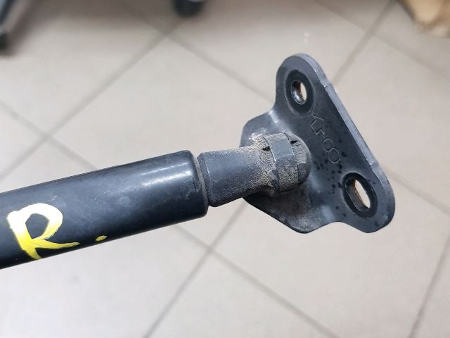 bontott TOYOTA YARIS Gázrugós Kitámasztó Teleszkóp Csomagtérajtó Jobb